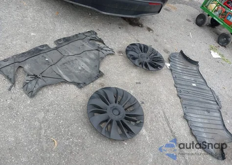 2025 Tesla Model Y Long Range Dual Motor Rear-Wheel Drive z USA, uszkodzony, nr VIN 7SAYGDED5SA374996